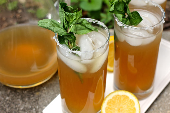 This sun has me craving some iced green tea with honey, ginger and mint.